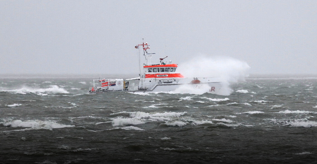 Pilot fell overboard during a storm off the coast of Borkum (Germany) and was rescued
