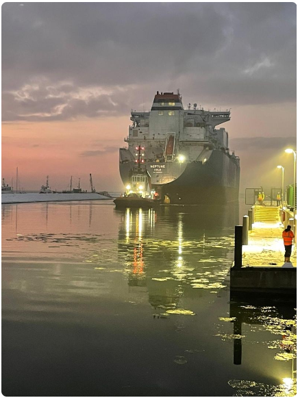 FSRU Neptune has been towed by the tugs of Boluda Towage during 14hours in very shallow water, and successfully entered Deutsche Regas terminal #Lubmin port in the narrowest canal an LNG Carrier has ever been. Photo courtesy: Eric Lepesan