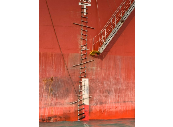 See? Inboard stanchion missing…. Ow and this ladder snapped when the pilot tried to climb up… did I mention the badly rigged retrieval line as well as the ladder being uncertified and therefore illegal?